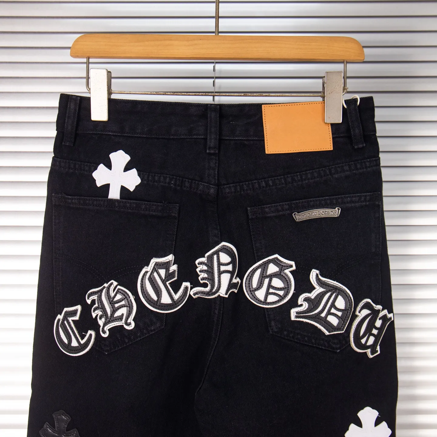 P260 Chrome Hearts Black Pants Sanskrit Black and White Patch Leather Jeans CH jeans need to be washed and then disassembled and hand-stitched with sheepskin cross leather and then spliced ​​together to complete. The whole piece has too many craftsmanship to explain, patchwork cross pattern embellishment, high-waisted washed jeans! ! Absolutely high-end luxury products, god-level single products and super popular products, made with top heavy industry, a must-see magic weapon. Customized hardware. The fabric is thick and soft after washing. It has good breathability. Customized small leather label. Unique design. The details are simple and elegant, and the workmanship is exquisite. The entire trousers are neatly routed and the details are in place! It’s so cool that both men and women can easily control the genderless trend! Style number: 1875# Color: black Size: 28 30 32 34